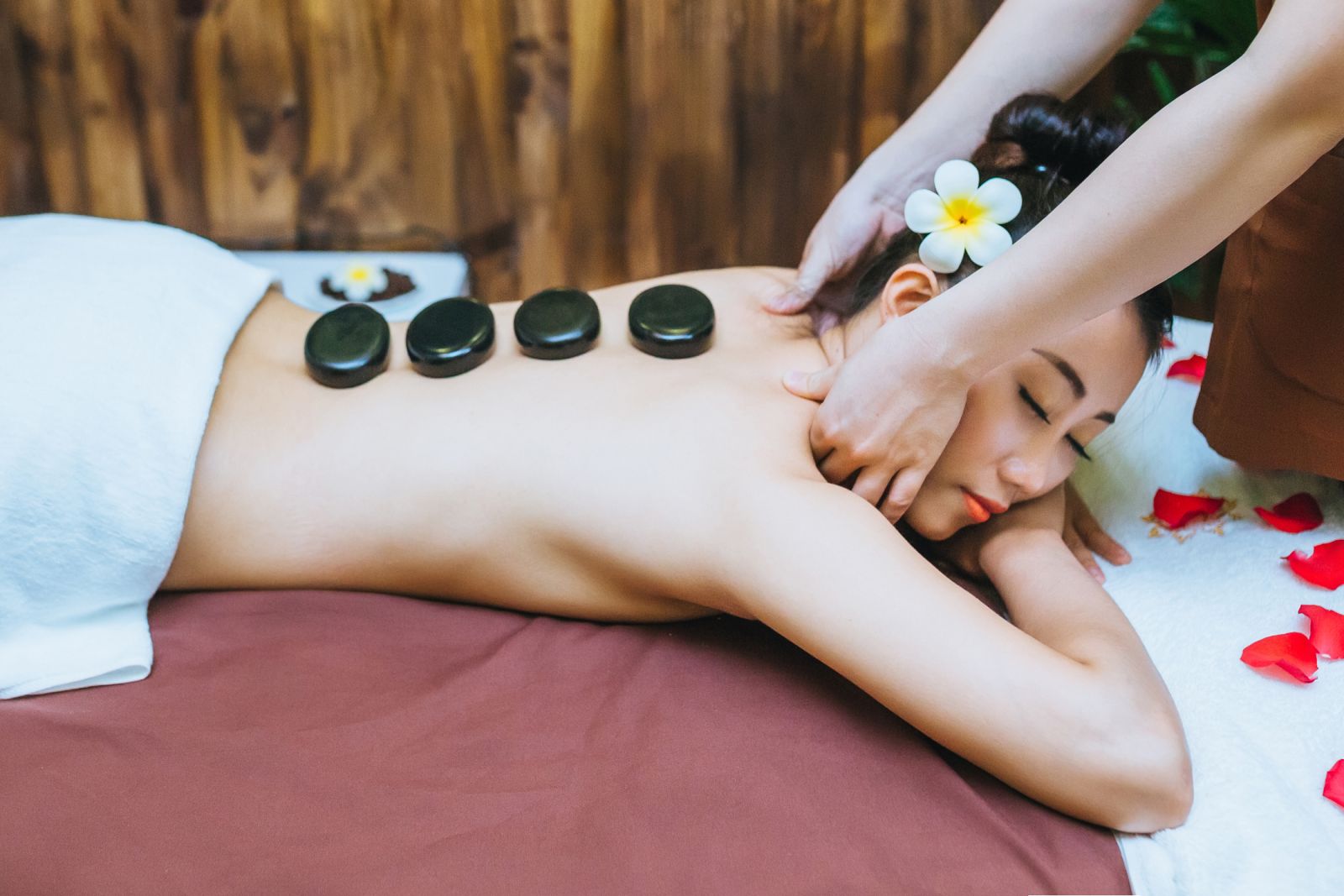 Lợi ích khi trải nghiệm dịch vụ massage body tại Vy Luxury Spa