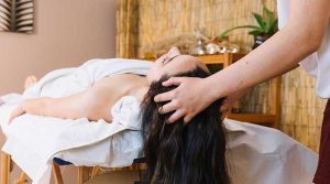 Nên gội đầu dưỡng sinh tại nhà hay ở spa